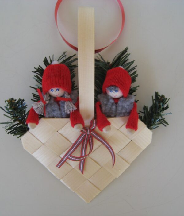 Tomte couple in straw heart bssket 10" x 7"